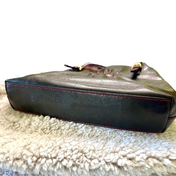 VICTORIA’S SECRET,BLACK LEATHER SHOULDER BAG WITH RED STITCHING.9 1/2” X 11 1/2” - Picture 7 of 9